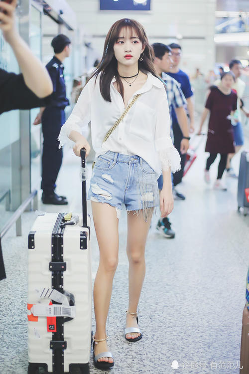 黄婷婷真敢穿，衬衫有扣子不系非要内衣外露，网友：一般人穿不来