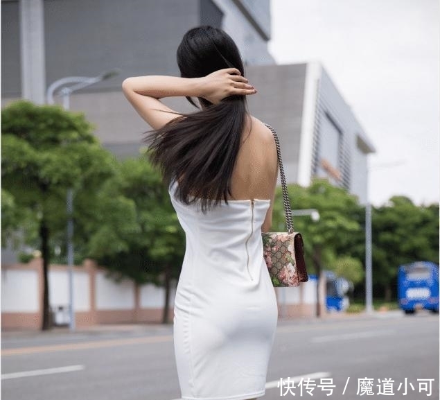 美女|轻熟美女把紧身露背裙,穿出了别致的美,看了挪不开眼