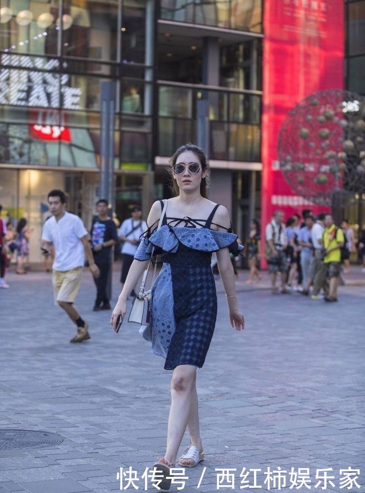  「不知」街拍:穿吊带裙的女神看起来很舒服,不知迷倒了多少人