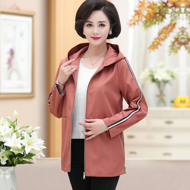 谁说秋装外套不时髦了?瞧瞧下面这些中老年风衣,洋气又减龄显瘦