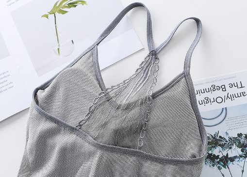 真没想到，女人出街都不穿bra了，瞧下图女人，性感到让人脸红