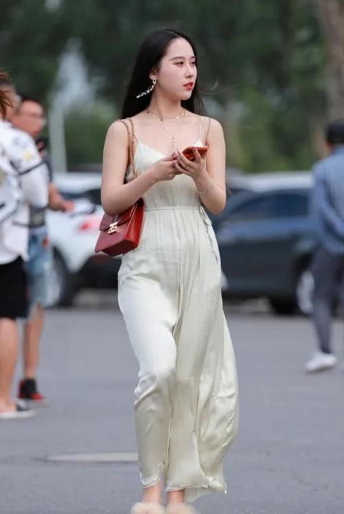  就算|小姐姐有魅力，就算穿的是吊带连衣长裤，也能成为一道美丽风景线