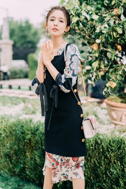 纽约时装周古力娜扎阿汤嫂比邻而座全程无互动，被孤立的中国小花