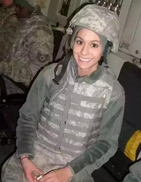 世界上最性感的女军人，美到没人敢娶，枪和翘臀才是绝配