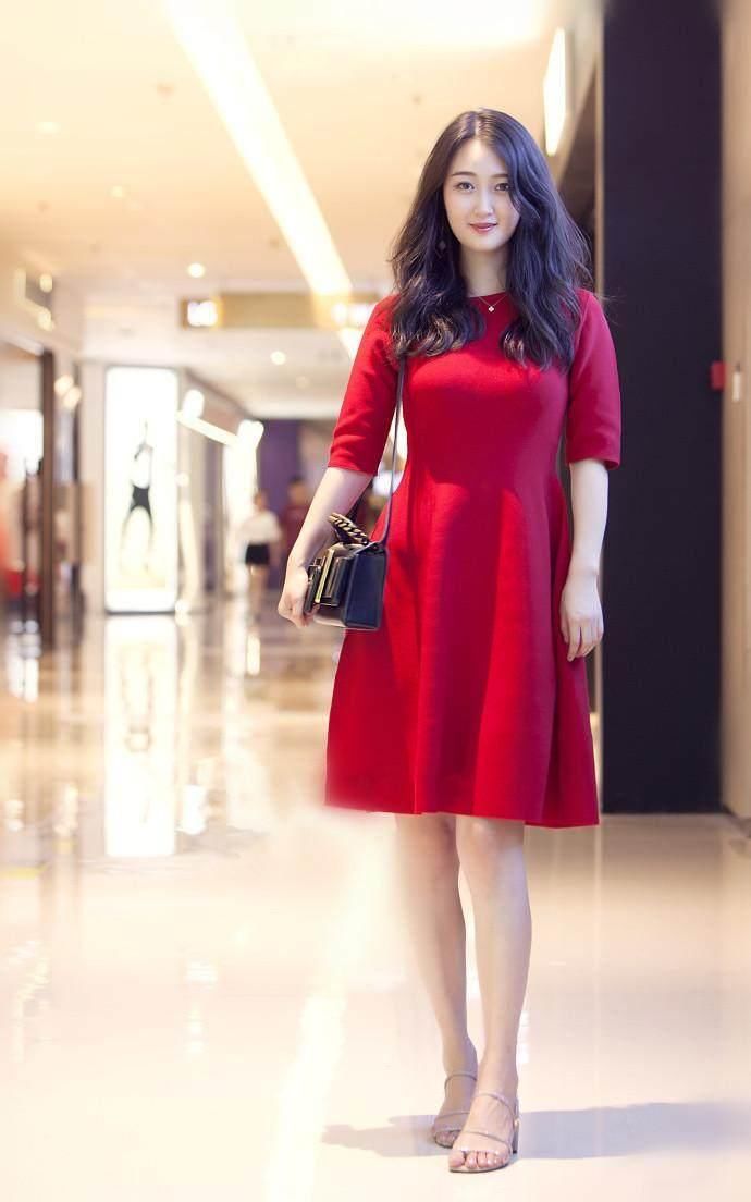 红色连衣裙的小姐姐，微胖中带着丰满和性感，路人都爱看!