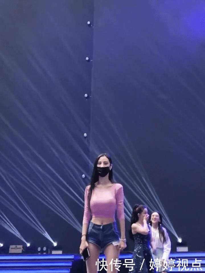  摄影：摄影小姐姐穿上短裤，大长腿实力抢镜，是戴上口罩也掩盖不住的美！