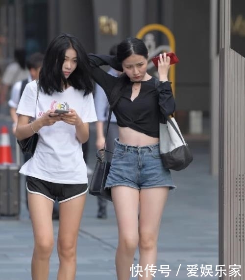  【美女】街拍美女：雪纺配牛仔，不仅不失个性，还能彰显出简约大方的气息