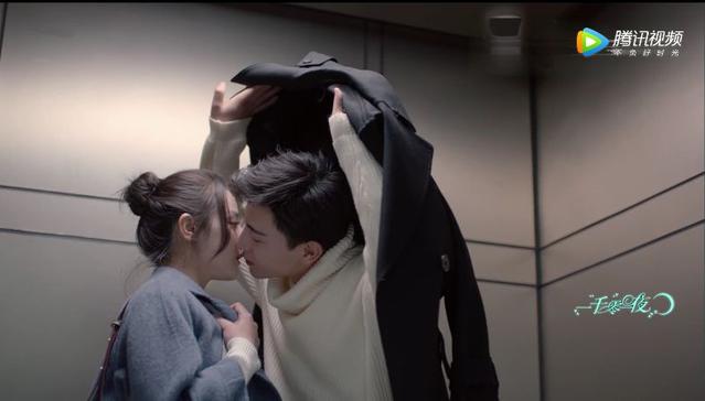 热巴邓伦"电梯吻"花絮曝光 两人对视羞笑网友大呼甜蜜