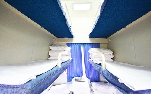 火车卧铺，很多人习惯“头朝窗”，为什么乘务员做错了？