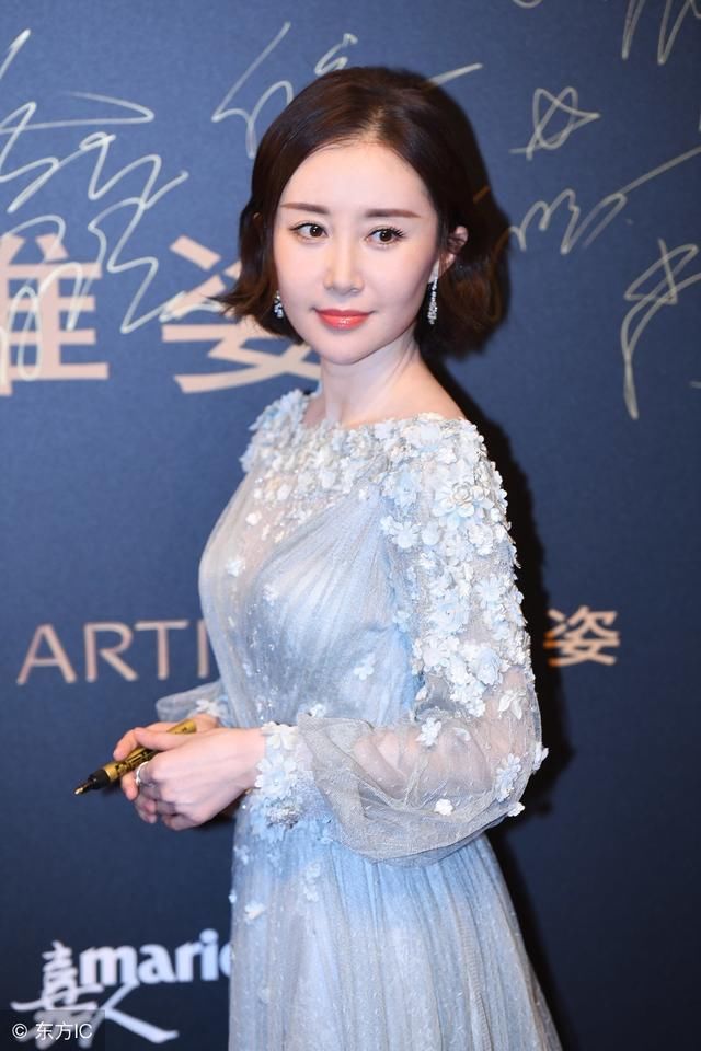 舒畅这次穿着一件白色的蕾丝的连衣裙,还真没人敢做到她这一步!