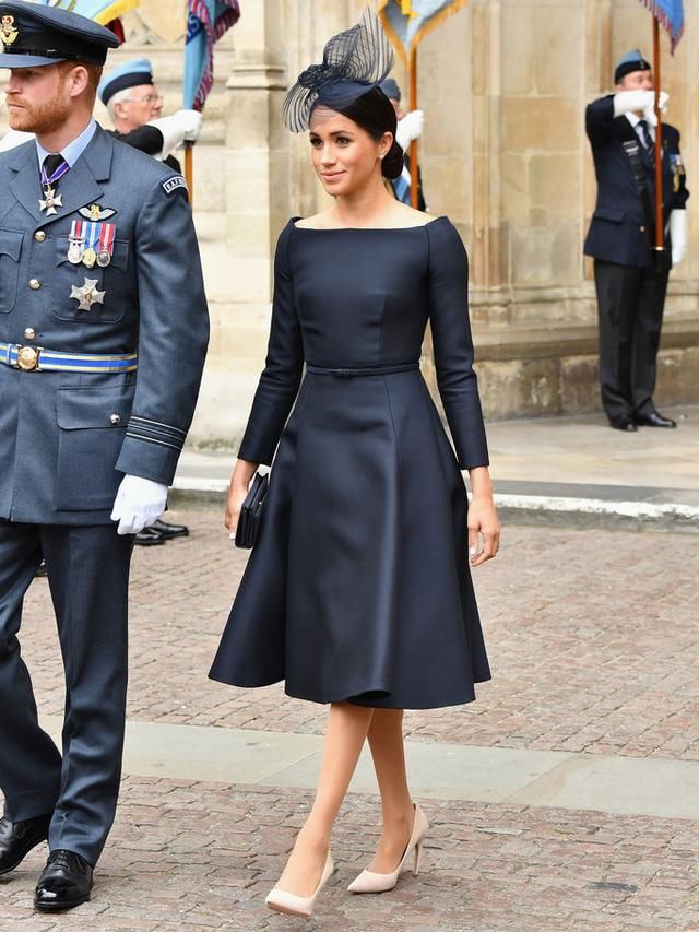 梅根同框凯特王妃,穿条一字肩连衣裙,网友:这回不输嫂子了!