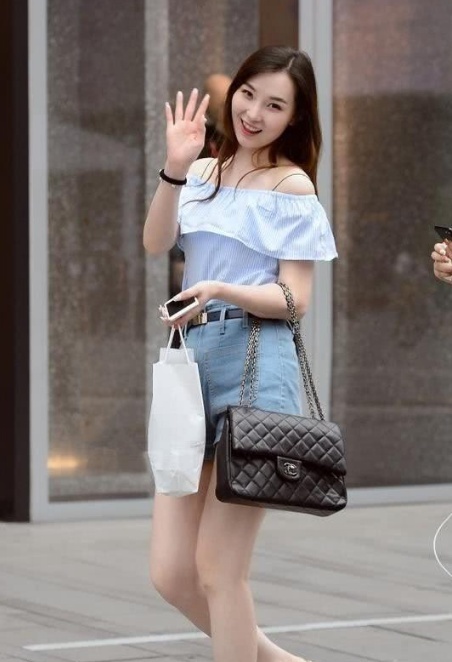 街拍:小姐姐,吊带衫好清凉,红色妖艳显眼,是个敢穿的美女!