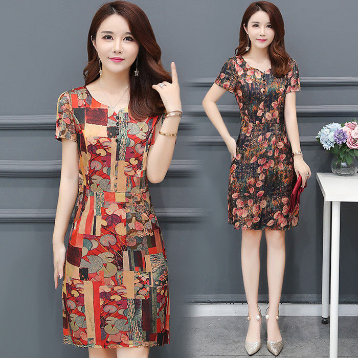 天呐，55岁妈妈真敢穿!棉绸薄裙+高跟鞋，三亚旅游，美胜风景