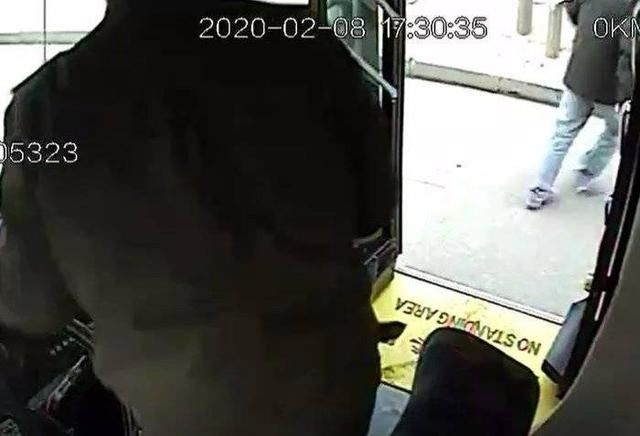  「公交车」济南一公交车上，男子扔下口罩转身就走