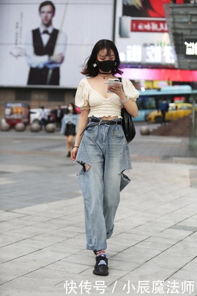 美女|路人街拍,小姐姐穿浅紫色的竖条纹衬衫,真的是美不可言呢
