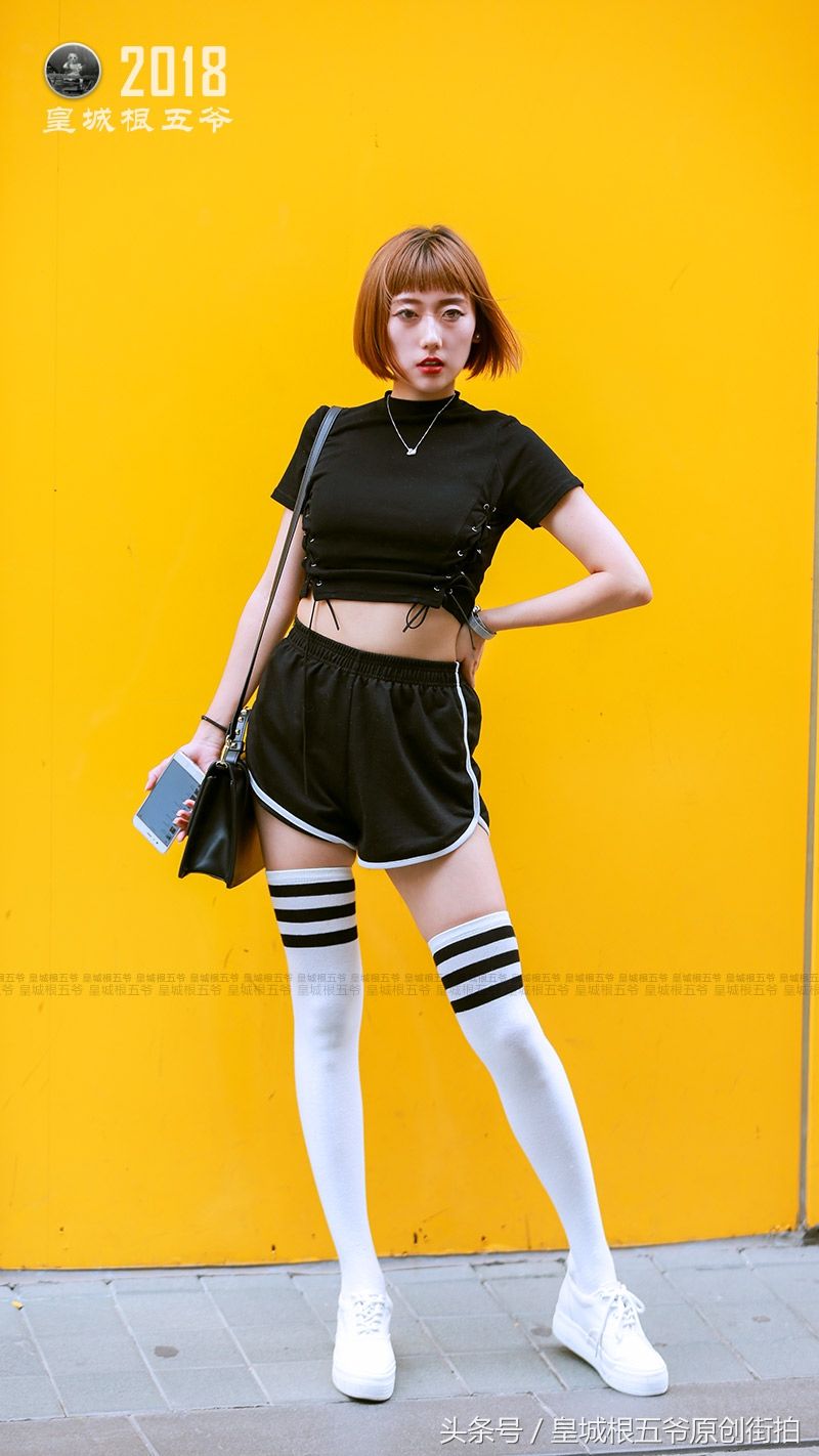 街拍:看上去特别有女人味的穿着搭配，走在街头格外显眼