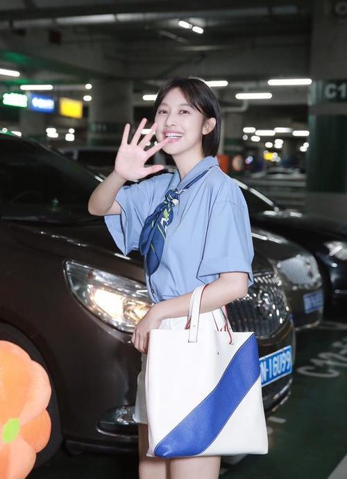 张俪一身青春简洁穿搭秒回18岁，网友：大白腿算什么，袜子亮了