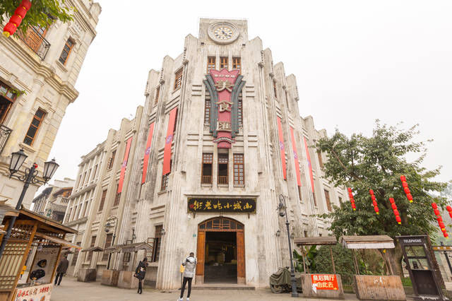 与横店起家经历相似，为冯小刚而建，门票比横店便宜二十四倍