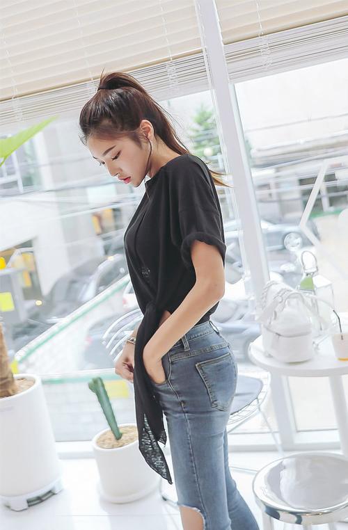 路人街拍，长相清秀的小姐姐，穿着简单又出众，洋溢着青春的气息