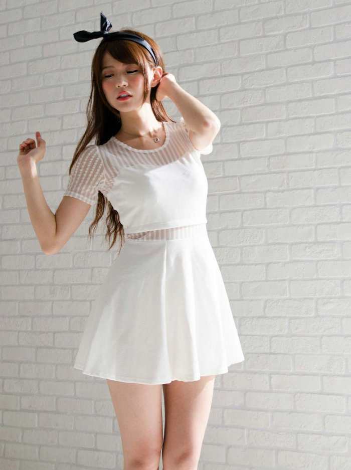 街拍：身边被称女神的女生，A字裙穿出优雅的大长腿!