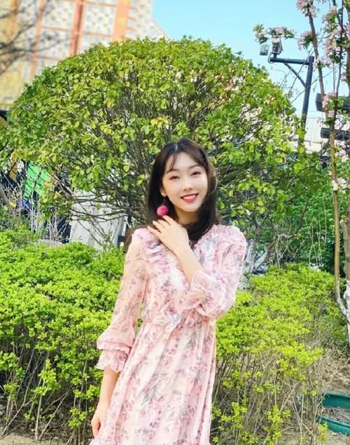  衬托她■她演肖战师姐走红，今穿印花轻纱裙配毛球耳环，29岁甜美似初恋
