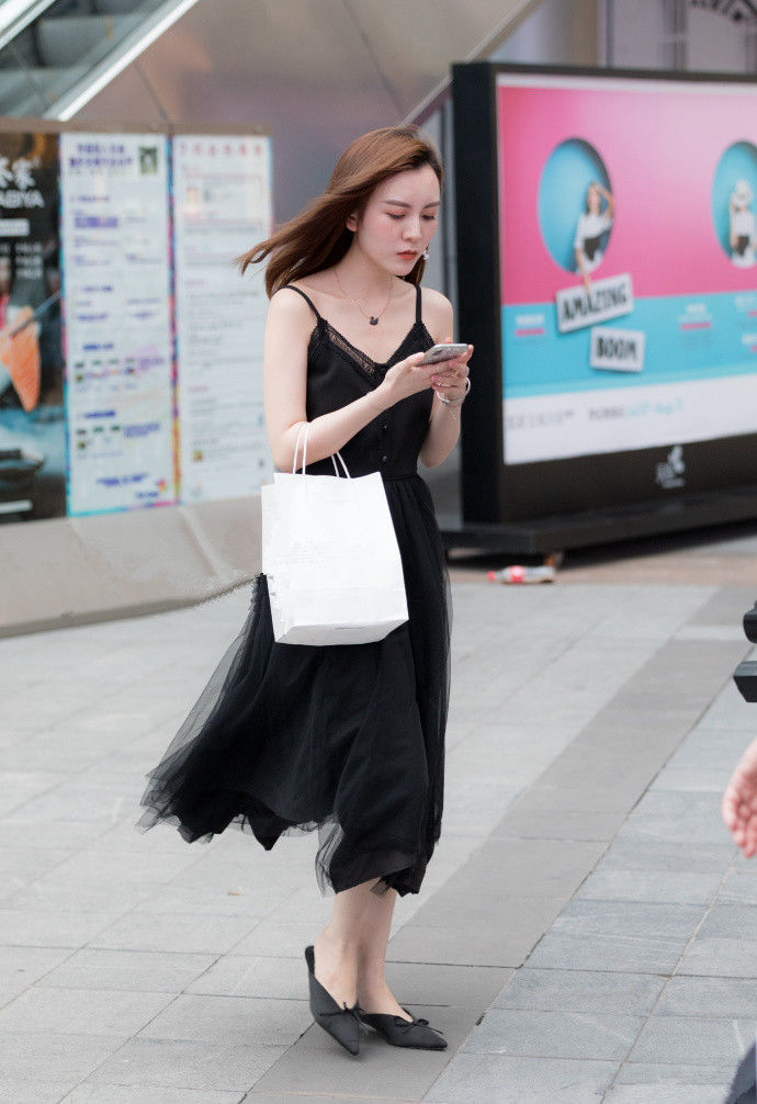 重庆街拍，设计感十足的修身连衣裙，也掩盖不了小姐姐的好身材