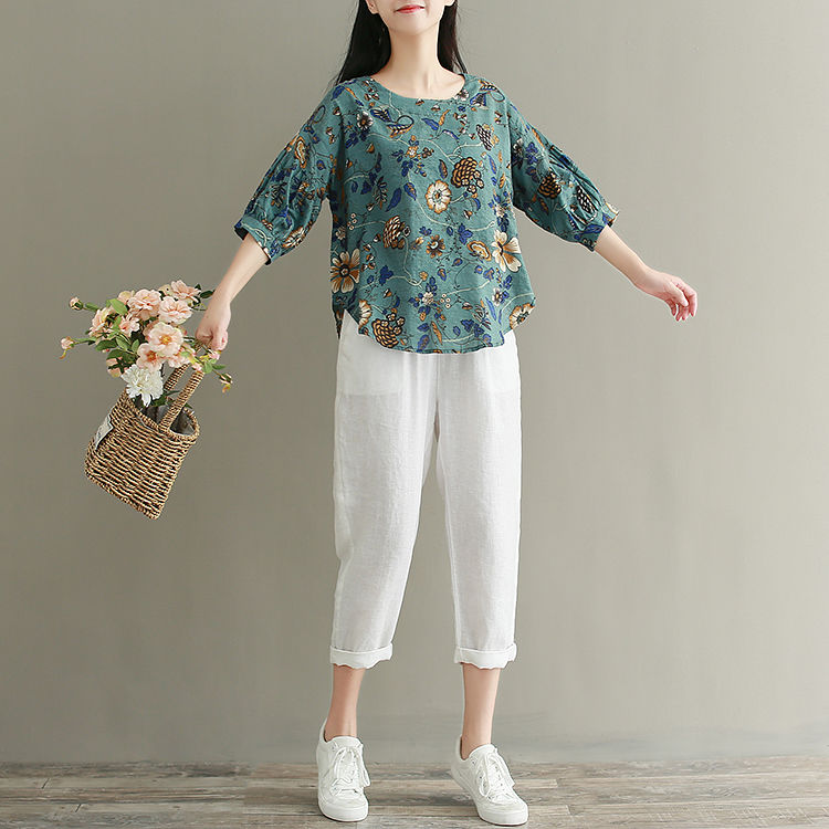 70后女人若不差钱，建议穿这小衫+棉麻裤，美的让男人挪不开眼
