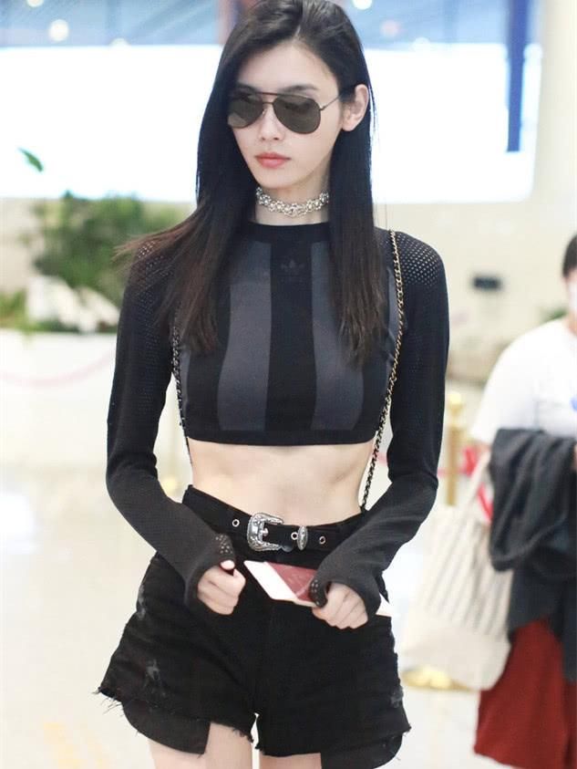 奚梦瑶迷上炫腹装，大长腿配细腰不吸睛？敢露才是真夏天！