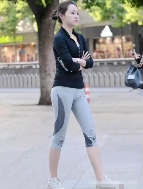 街头穿打底裤的时尚美女，悠闲自信，唯美也迷人！