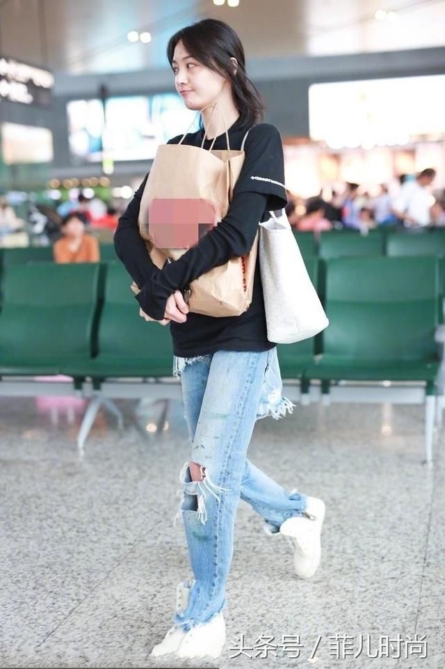 郑爽本来就瘦，穿这么宽的牛仔裤还敢不系皮带出门，活该要用手提