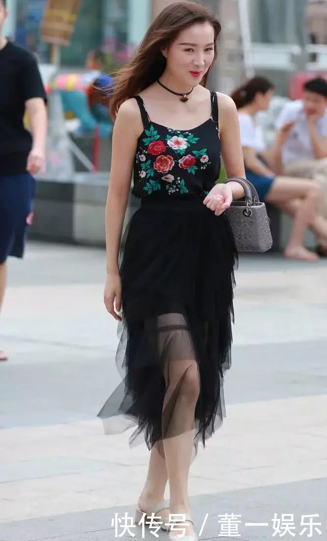 修身穿搭勾勒出玲珑有致的身材，细腻白皙的肌肤，尽显女神的青春