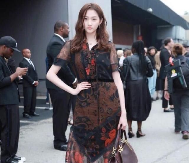 关晓彤时装周首秀，印花纱裙穿出成熟感，难怪鹿晗会喜欢她