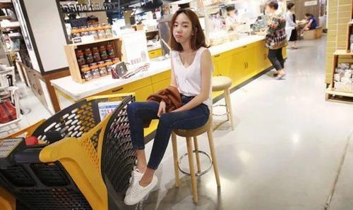 街拍：恬静优雅的热裤小姐姐展现靓丽紧致好身姿，婉约又别致！