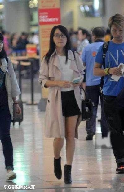 46岁杨钰莹与41岁林心如同现机场，相差5岁气质差距却那么大