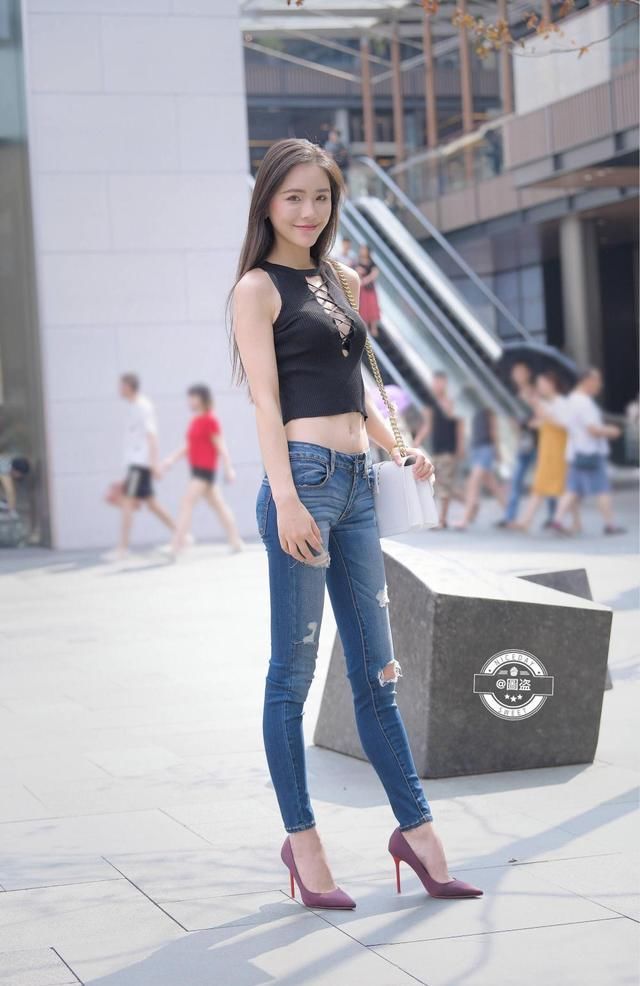 路人街拍，吸睛“绑带”很心机