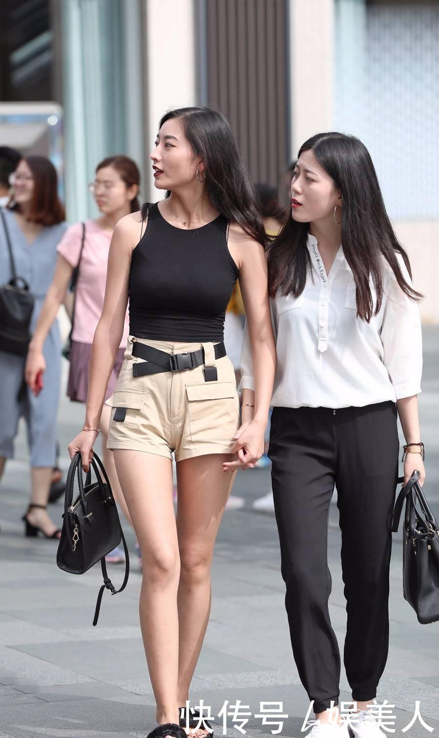  「美女」美女穿印花连衣裙配铆钉高跟鞋，双腿修长曲线优美