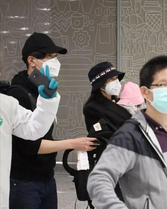  [严严实实]阿娇阿Sa穿防护服戴面罩,杨紫披雨衣加手套,明星开启复工模式防护措施哪家强？
