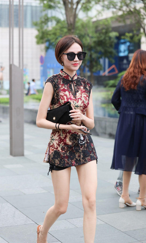 短发小姐姐穿超短旗袍裹出曼妙身姿，浑圆饱满的臀线很有韵味