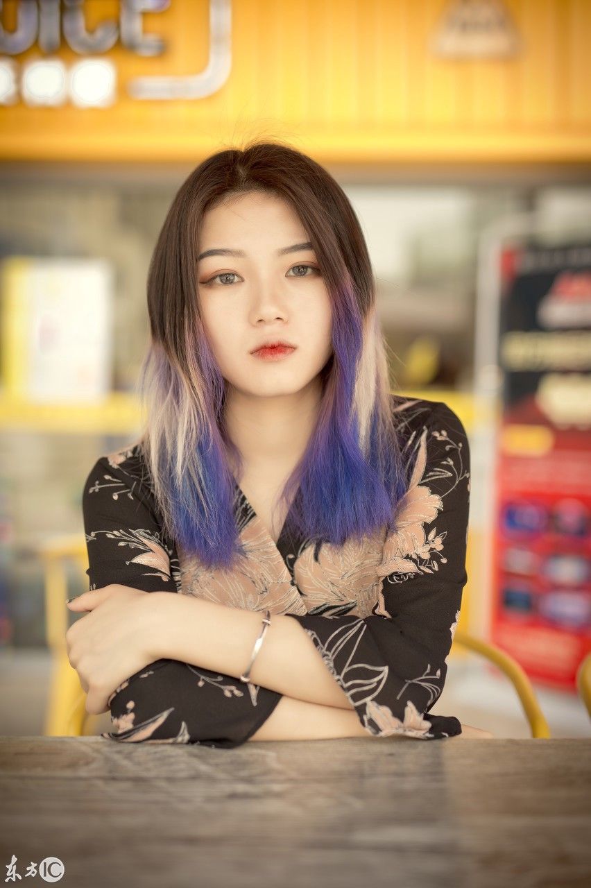 酷酷的小美女，笑起来真好看