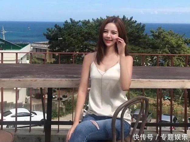 小姐姐穿着牛仔裤，简单的设计，凸显出女人的优雅气质迷人