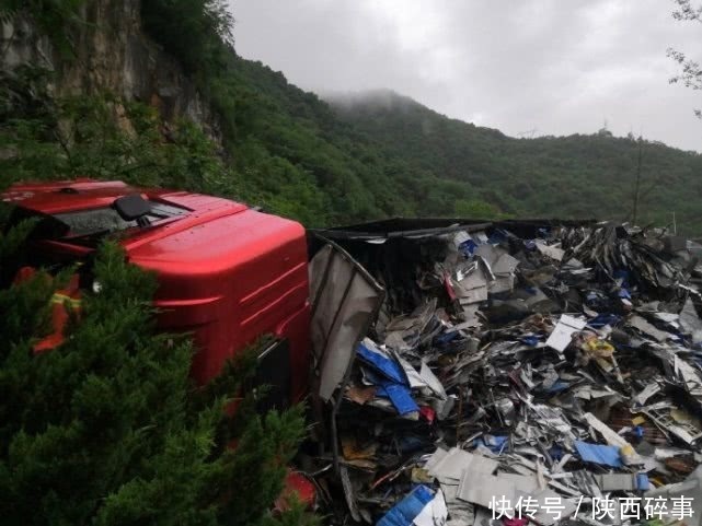 『驾驶室』陕西汉中雨天路滑，一半挂车侧翻，司机被困驾驶室