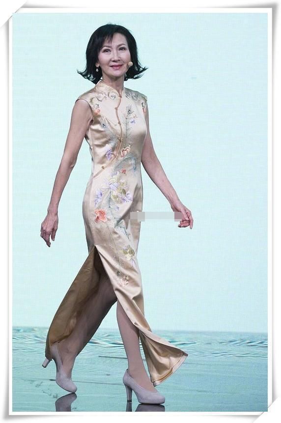 59岁陈美琪满面皱纹，优雅的老去，网友：不打针的脸就是这样真实