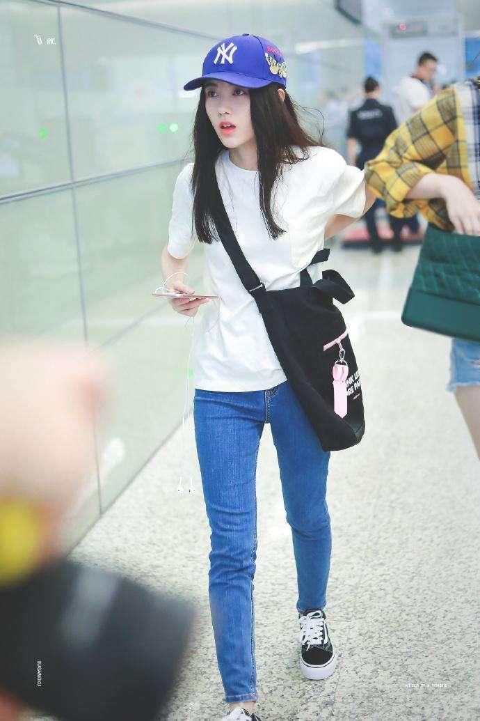 鞠婧祎真厉害，这么紧的牛仔裤都能穿上，不愧是76斤的姑娘