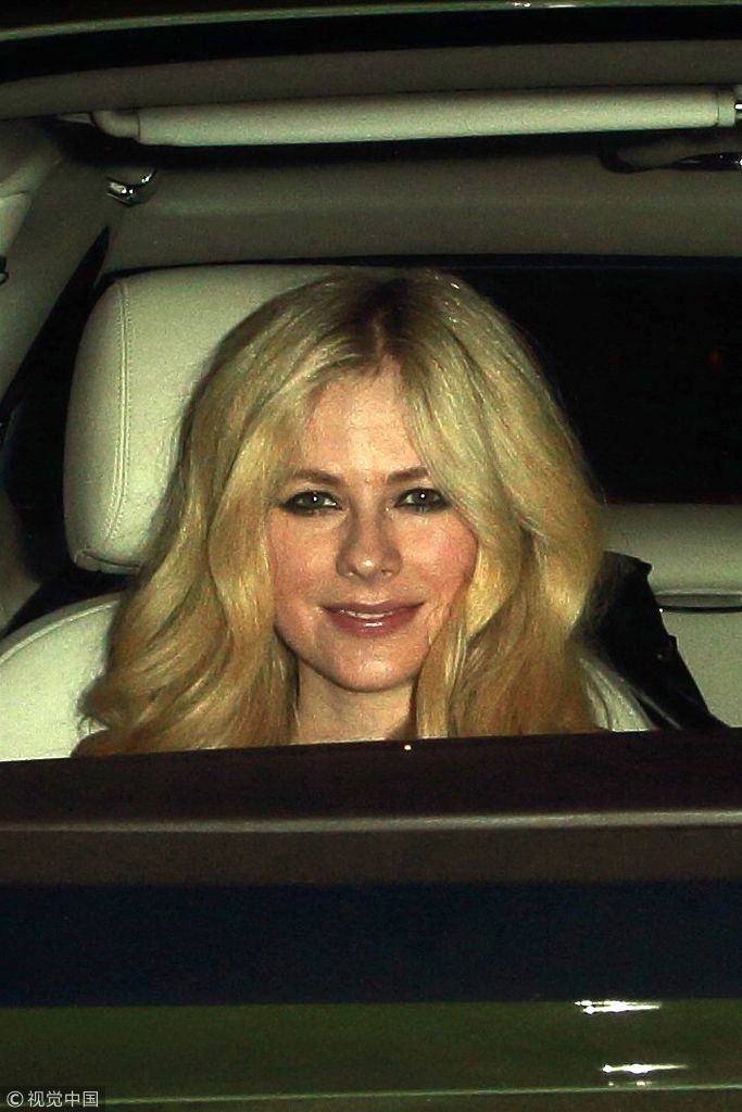 艾薇儿与男友共享浪漫晚餐牵手撒狗粮  碎花裙小露香肩露小女人娇