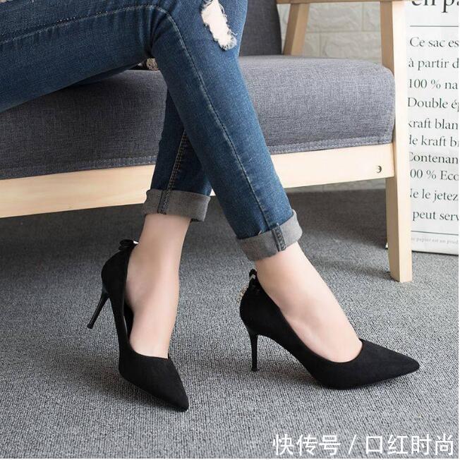 小尖头细跟凉鞋，展现出漂亮的腿部线条，拥有独特的美丽感觉