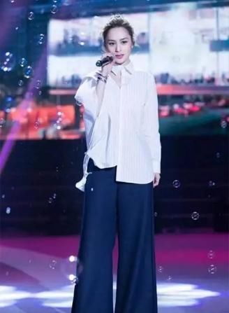  『大气』阿娇终于穿对了，蓝色波点衬衫配半身裙优雅大气，看不出有130斤