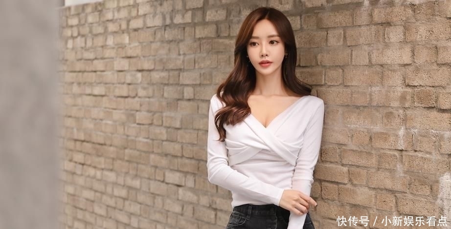 「 风采」紧身上衣展现靓丽风采, 尽显女性独特韵味,苗条性感的小姐姐,