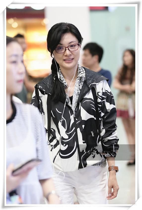 当50岁周涛扎上麻花辫，网友直呼：嫩炸天！这气质不是董卿能比的