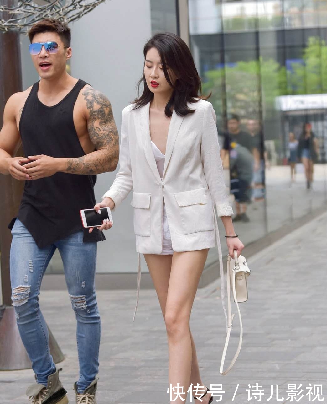 「 轻松」身穿白色西装+V领背心,让你轻松扮靓,街拍:时髦又出众的小姐姐