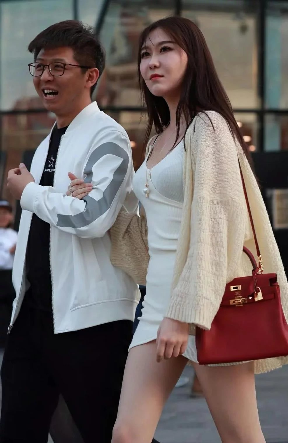 气质小姐姐包臀裙性感迷人尽显女神风采，网友：男朋友得意的表情